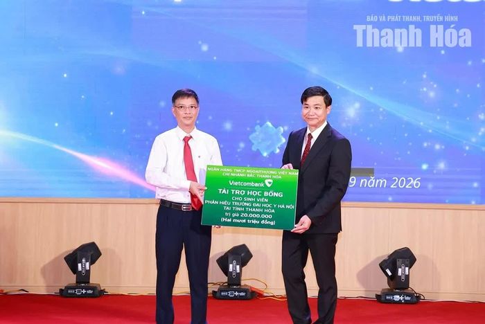 Ngân hàng Vietcombank trao tài trợ học bổng cho sinh viên Phân hiệu Trường Đại học Y Hà Nội tại Thanh Hóa.