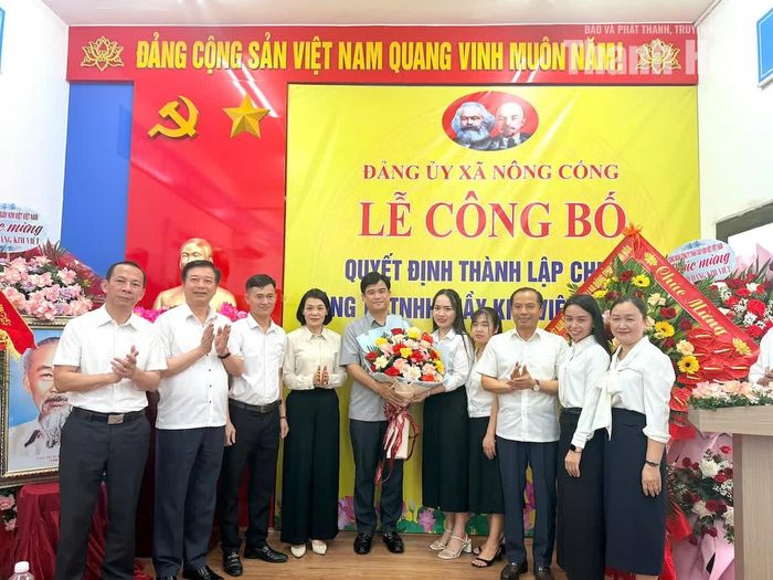 Các đồng chí lãnh đạo tặng hoa chúc mừng Chi bộ Công ty TNHH Giày Kim Việt Việt Nam.