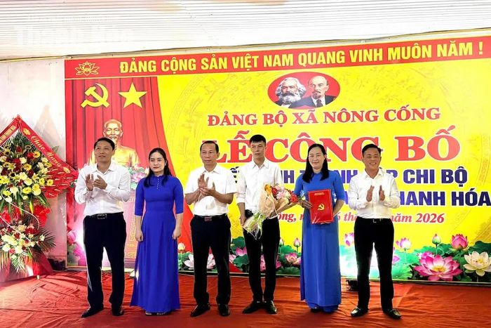 Lãnh đạo xã Nông Cống trao quyết định thành lập Chi bộ Công ty TNHH DreamF Thanh Hóa.