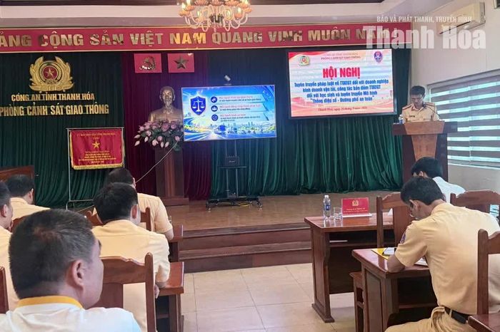 Lãnh đạo Phòng CSGT, Công an tỉnh thông tin tình hình TT ATGT liên quan đến các xe kinh doanh vận tải.
