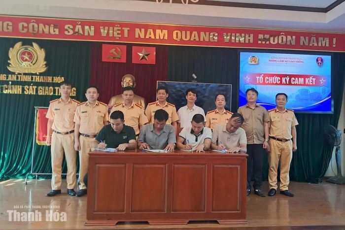 Các doanh nghiệp kinh doanh vận tải ký cam kết chấp hành quy định về trật tự ATGT