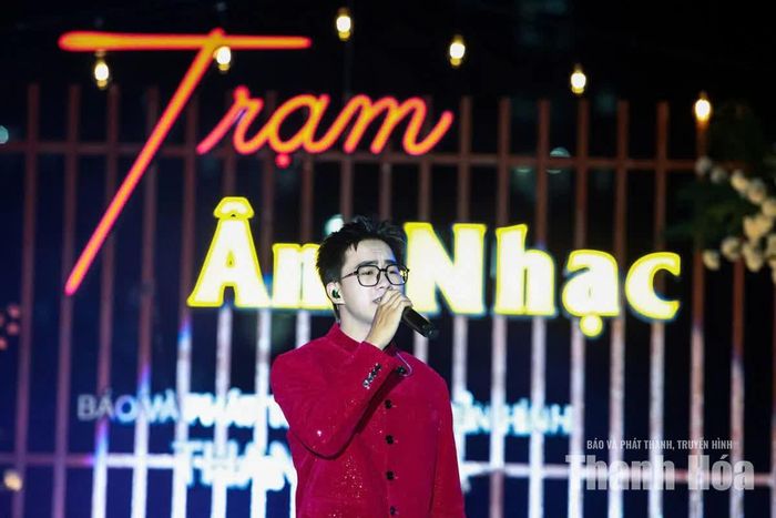 Ca sĩ Đoàn Ngọc Linh biểu diễn tại chương trình.