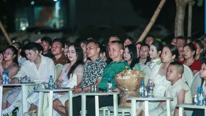 Đông đảo khán giả yêu nhạc có mặt tại Sân khấu bên hồ của Báo và Phát thanh, truyền hình Thanh Hoá thưởng thức chương trình.