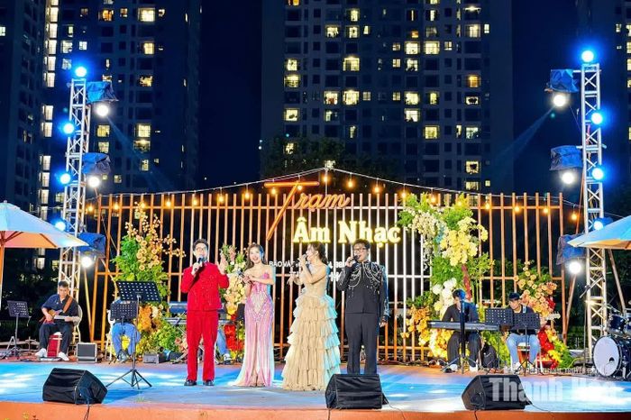 Màn kết hợp giữa các ca sĩ, MC và ban nhạc trong ca khúc “Tình yêu tôi hát”.