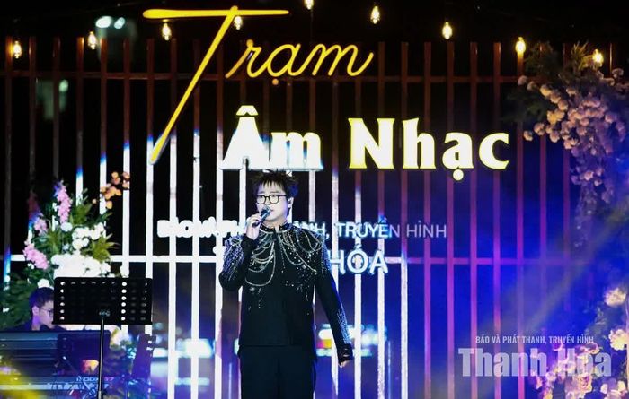 Ca sĩ trẻ Ninh Trịnh Quang Minh biểu diễn tại chương trình.