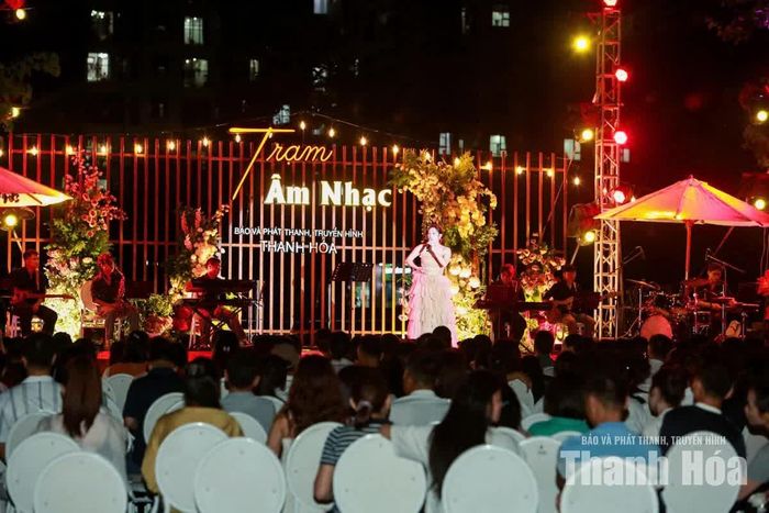 Đông đảo khán giả theo dõi chương trình Trạm âm nhạc.