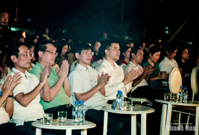 Đồng chí Nguyễn Hồng Phong, Ủy viên dự khuyết Trung ương Đảng, Phó Bí thư Thường trực Tỉnh ủy, Chủ tịch HĐND tỉnh cùng lãnh đạo Báo và Phát thanh, truyền hình Thanh Hoá dự và thưởng thức chương trình.