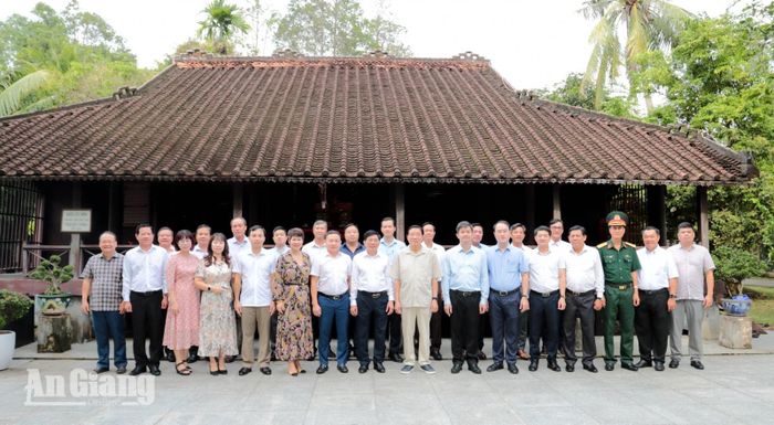 Các đại biểu trước ngôi nhà lưu niệm thời niên thiếu của Chủ tịch Tôn Đức Thắng.