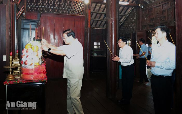 Các đại biểu dâng hương tại ngôi nhà lưu niệm thời niên thiếu của Chủ tịch Tôn Đức Thắng.