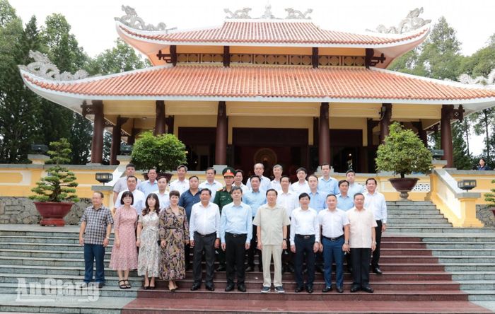 Các đại biểu trước Đền thờ Chủ tịch Tôn Đức Thắng.