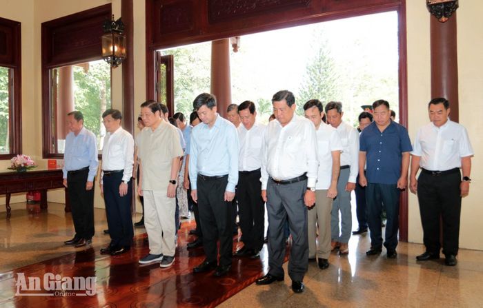 Các đại biểu mặc niệm tưởng nhớ Chủ tịch Tôn Đức Thắng.