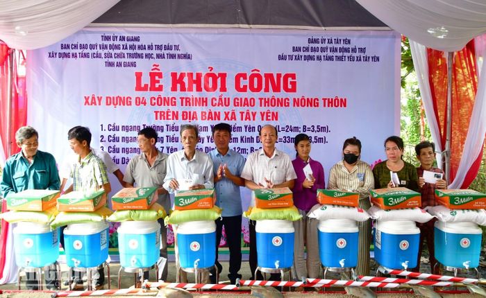 Người dân có hoàn cảnh khó khăn nhận quà tại buổi lễ.