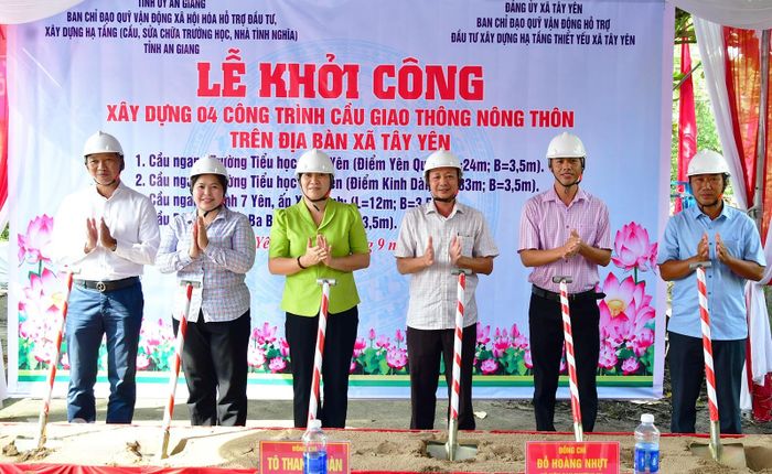 Đại biểu thực hiện nghi thức động thổ khởi công xây dựng 4 cây cầu giao thông nông thôn.