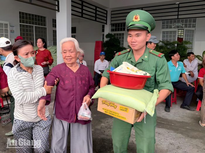 Tặng quà cho người dân có hoàn cảnh khó khăn.