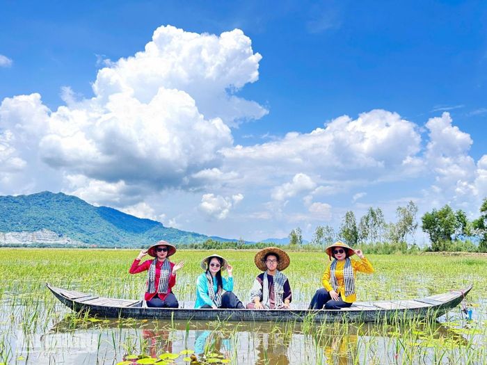 Khách thích thú ghi lại những khoảnh khắc đẹp trong trang phục bà ba truyền thống.