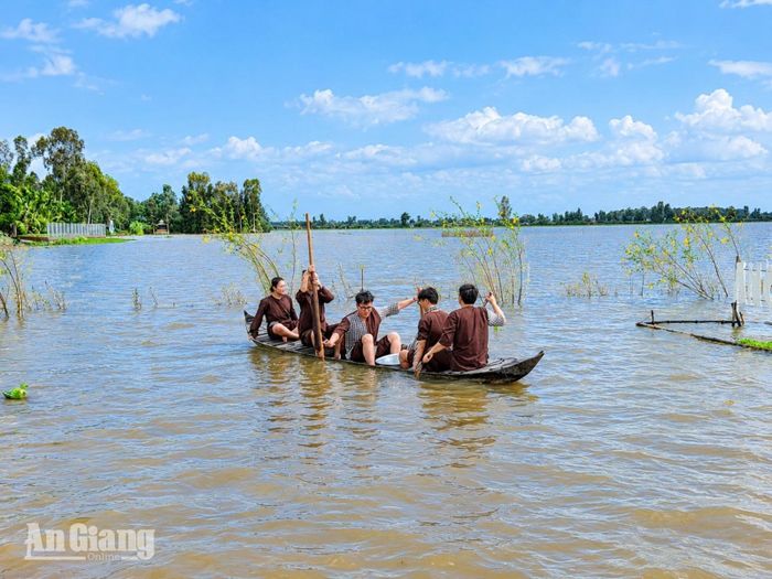 Du khách hào hứng trải nghiệm bơi xuồng giữa không gian sông nước Thất Sơn.