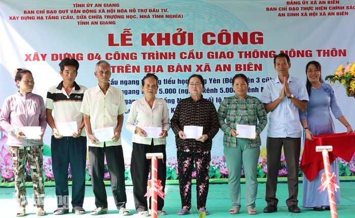 Chính quyền địa phương trao quà học sinh và người dân có hoàn cảnh khó khăn.
