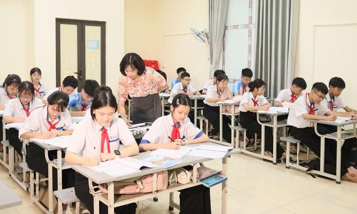 Cô và trò Trường Trung học cơ sở Gia Bình phân hiệu Quỳnh Phú trong một tiết học.