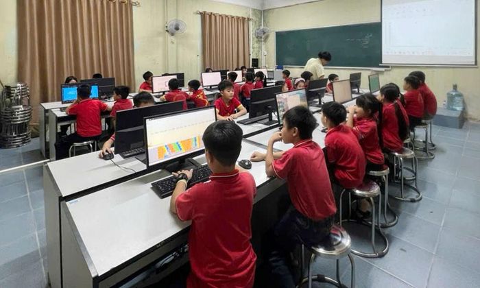 Phòng học môn Tin học của Trường Tiểu học Lương Tài phân hiệu 1 được sử dụng luân phiên đáp ứng nhu cầu dạy và học.