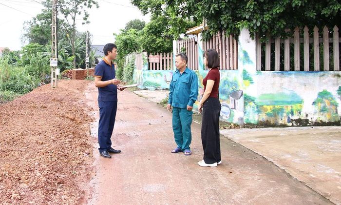  Lãnh đạo thôn Văn Miếu, xã Tân Yên tuyên truyền, vận động người dân hiến đất mở rộng đường. 