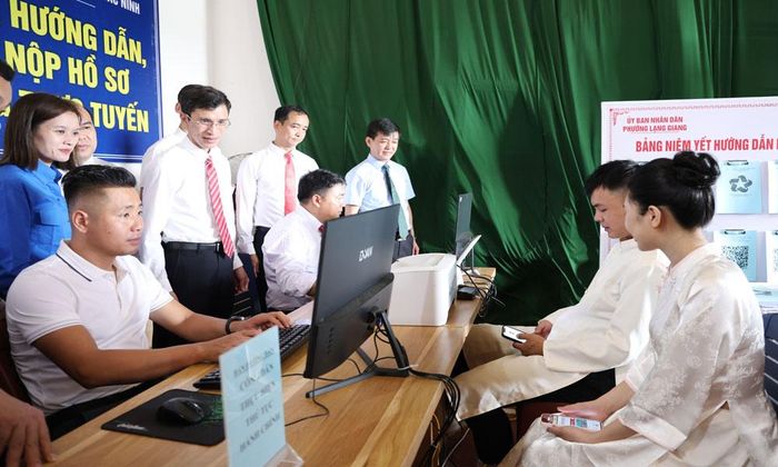  Các đại biểu theo dõi quá trình tiếp nhận hồ sơ đăng ký kết hôn ngay sau hội nghị ra mắt mô hình. 