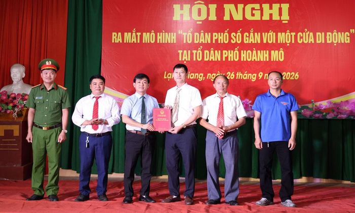  Lãnh đạo UBND phường Lạng Giang trao quyết định thành lập Tổ công tác thực hiện chuyển đổi số gắn với một cửa di động tại tổ dân phố Hoành Mô. 