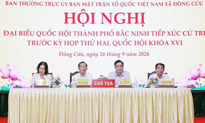 Các đại biểu Quốc hội và các đồng chí chủ tọa hội nghị tiếp xúc cử tri xã Đông Cứu.