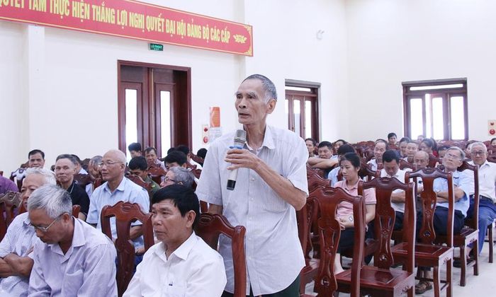 Cử tri xã Đông Cứu nêu ý kiến, kiến nghị.