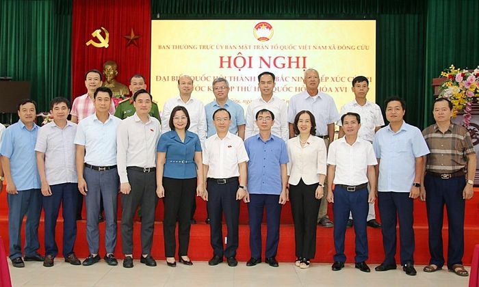 Các đại biểu Quốc hội thành phố cùng đại biểu và cử tri xã Đông Cứu.