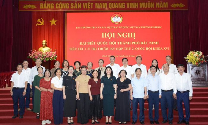  Các đại biểu Quốc hội thành phố Bắc Ninh cùng các đồng chí lãnh đạo và cử tri phường Kinh Bắc.  