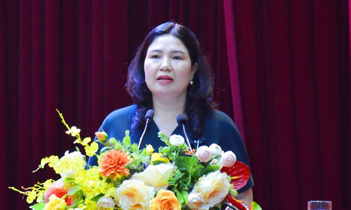  Đồng chí Trần Thị Vân phát biểu tại hội nghị tiếp xúc cử tri.  