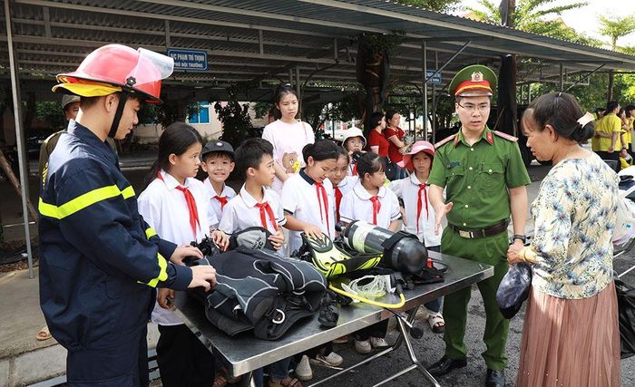 Học sinh tham gia trải nghiệm tìm hiểu các thiết bị lặn của lực lượng chuyên nghiệp.
