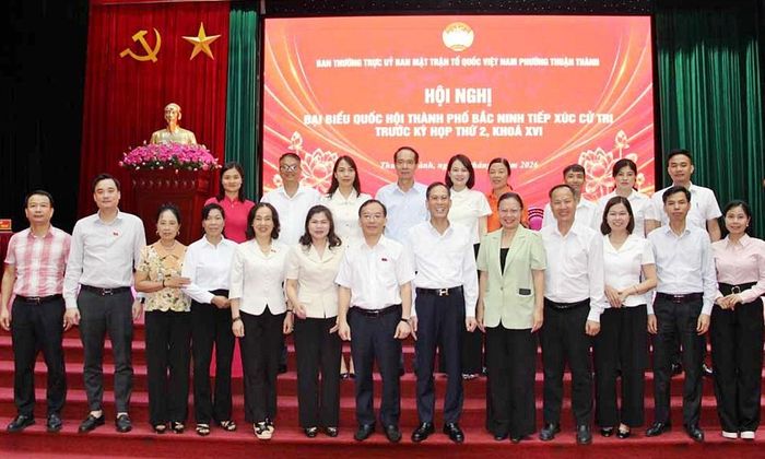  Các đại biểu Quốc hội cùng lãnh đạo thành phố, phường Thuận Thành với cử tri. 