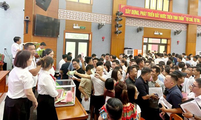  Hàng trăm khách hàng, nhà đầu tư tham gia đấu giá.  