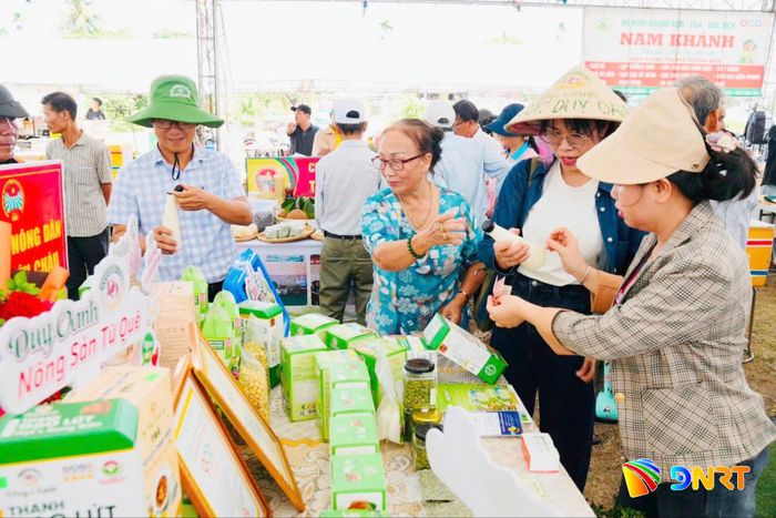 Khách hàng tham quan, mua sắm tại gian hàng của Hợp tác xã Nông nghiệp xanh Duy Oanh. Ảnh: T.T