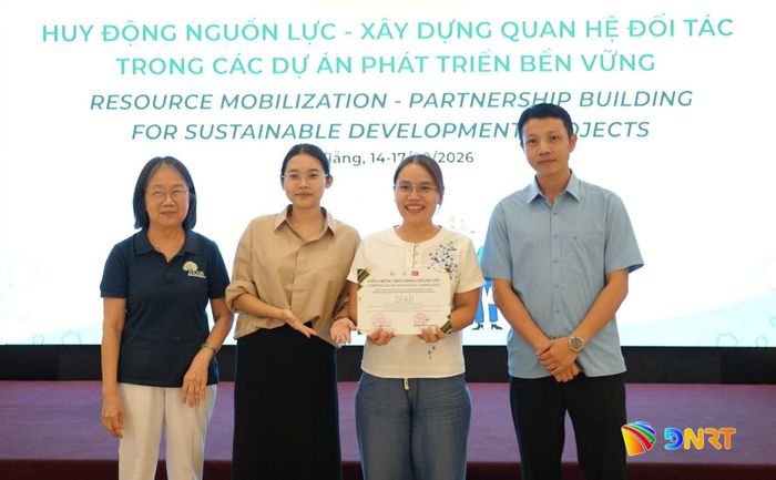 Nhóm IFAP thuộc Trung tâm Ươm tạo khởi nghiệp Sông Hàn nhận giấy chứng nhận dự án tốt và được hỗ trợ mentor tư vấn huy động nguồn lực triển khai dự án. Ảnh: HOÀNG HIỆP