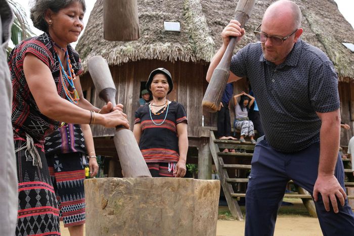 Du khách tham gia tour du lịch trải nghiệm tại thôn Au'r, xã Avương. Ảnh: ĐVCC