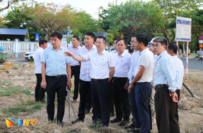 Ông Nguyễn Văn Hùng (thứ 3, trái sang), Bí thư Đảng ủy phường Hòa Xuân kiểm tra thực tế công trình cảnh quan vệt giữa đường 29/3. Ảnh: TRUNG TRỰC