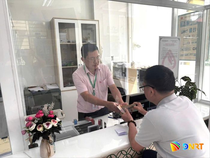 Cán bộ Ngân hàng Chính sách xã hội giải ngân vốn vay cho người dân. Ảnh: ĐVCC