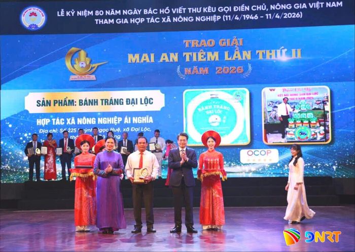 Giám đốc Hợp tác xã Nông nghiệp Ái Nghĩa Trương Cảm (ở giữa hàng trên) nhận giải thưởng Mai An Tiêm lần thứ II năm 2026. Ảnh: ÁI NGHĨA