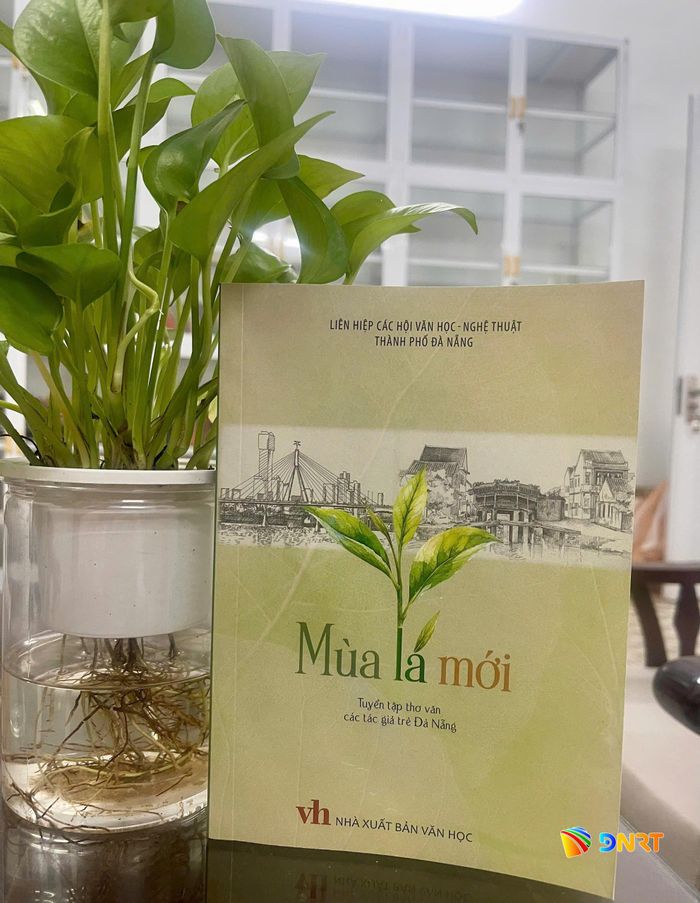 Tuyển tập thơ văn của tác giả trẻ Đà Nẵng mang tên Mùa lá mới. Ảnh: T.H