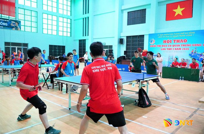 Các vận động viên thi đấu môn bóng bàn tại hội thao. Ảnh: TÂM ĐAN