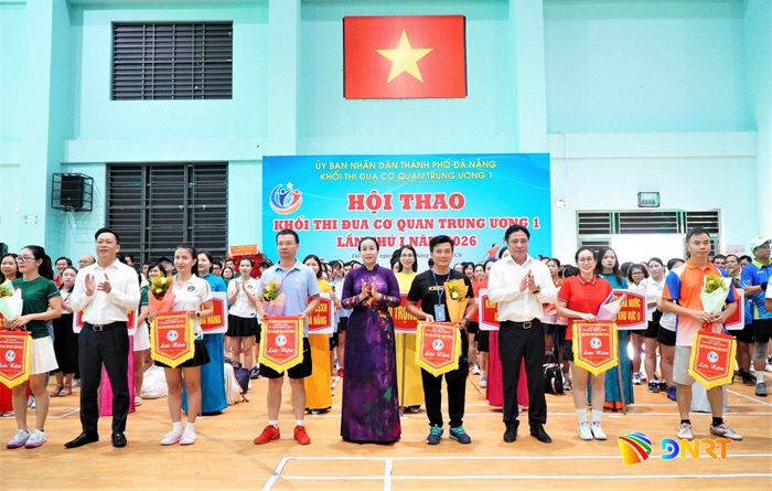 Phó Bí thư Thường trực Thành ủy Nguyễn Khắc Toàn (hàng đầu, thứ 3 bên phải sang) và Phó Chủ tịch UBND thành phố Nguyễn Thị Anh Thi (hàng đầu, thứ 5 bên phải sang) trao cờ lưu niệm và hoa cho đại diện các đoàn vận động viên. Ảnh: TÂM ĐAN