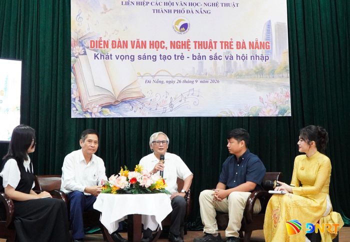 Các văn nghệ sĩ chia sẻ tại diễn đàn. Ảnh: TÂM ĐAN