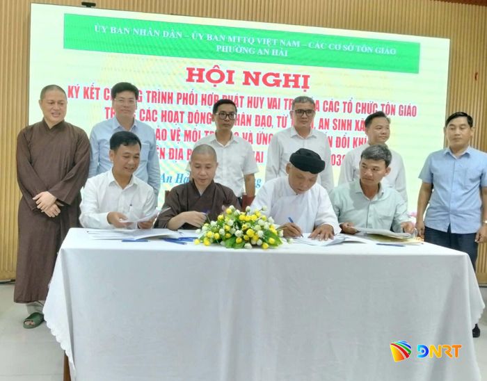 Đại diện các tổ chức tôn giáo và phường An Hải ký kết chương trình phối hợp phát huy vai trò trong hoạt động nhân đạo, từ thiện, an sinh xã hội, bảo vệ môi trường và ứng phó với biến đổi khí hậu.