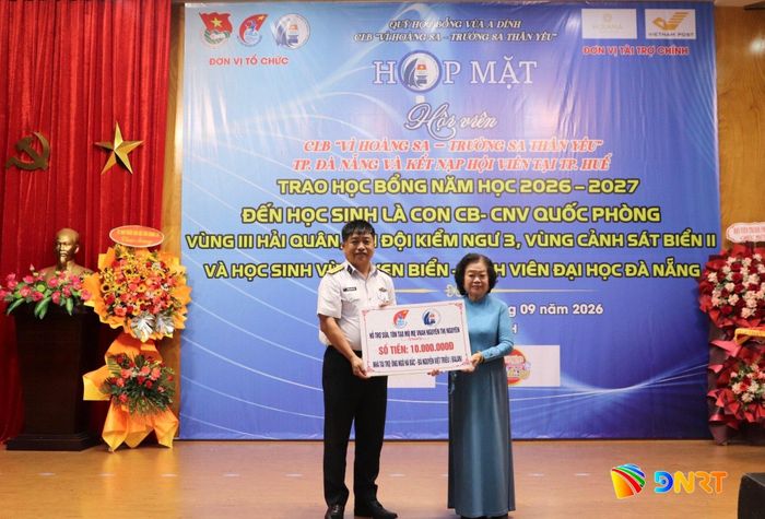 Ban tổ chức trao kinh phí hỗ trợ sửa chữa, tôn tạo mộ Mẹ Việt Nam anh hùng Nguyễn Thị Nguyên cho Chủ tịch Quỹ “Vì tuổi trẻ vùng cao và hải đảo”. Ảnh: KHÁNH NGÂN
