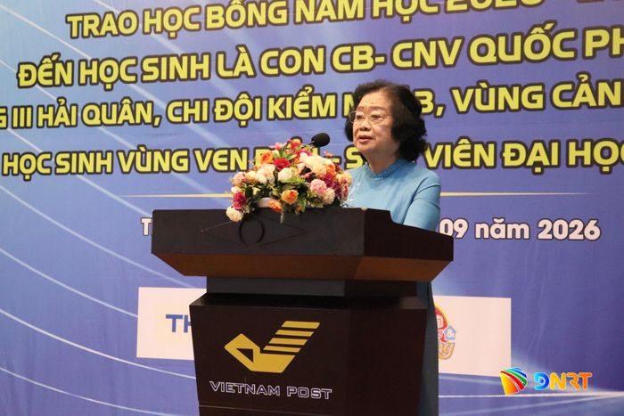 Bà Trương Mỹ Hoa, nguyên Phó Chủ tịch nước, Chủ tịch Quỹ “Vì tuổi trẻ vùng cao và hải đảo”, Chủ nhiệm Câu lạc bộ “Vì Hoàng Sa - Trường Sa thân yêu” phát biểu tại buổi gặp mặt. Ảnh: KHÁNH NGÂN