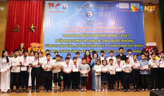 Ban tổ chức trao học bổng cho học sinh khó khăn. Ảnh: KHÁNH NGÂN