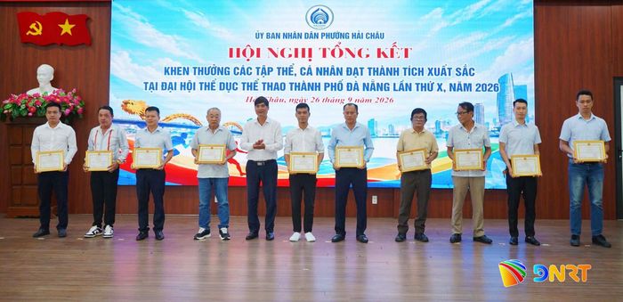 Các cá nhân xuất sắc được UBND phường Hải Châu khen thưởng. Ảnh: THÀNH DANH