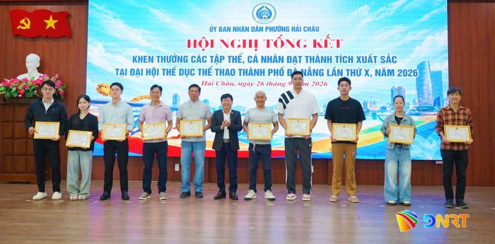 UBND phường Hải Châu khen thưởng các cá nhân đạt thành tích xuất sắc. Ảnh: THÀNH DANH
